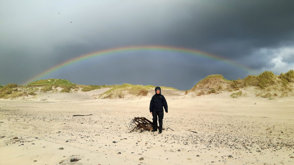 Dani am Strand vor Regenbogen von Fjand Badeby