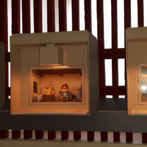 Sonderausstellung mit Puppenboxen im Textil Museum in Herning