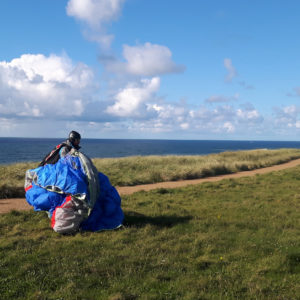 Wiese über Steilküste Paraglider packt zusammen Dänemark