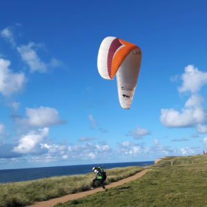 Wiese über Steilküste Paraglider startet Dänemark