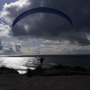 Steilküste Paraglider fliegt gerade los Dänemark