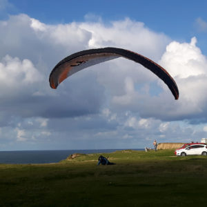 Steilküste Paraglider ist soeben gelandet Dänemark