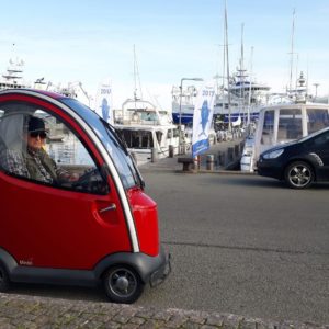 rotes Miniauto im Hafen von Skagen