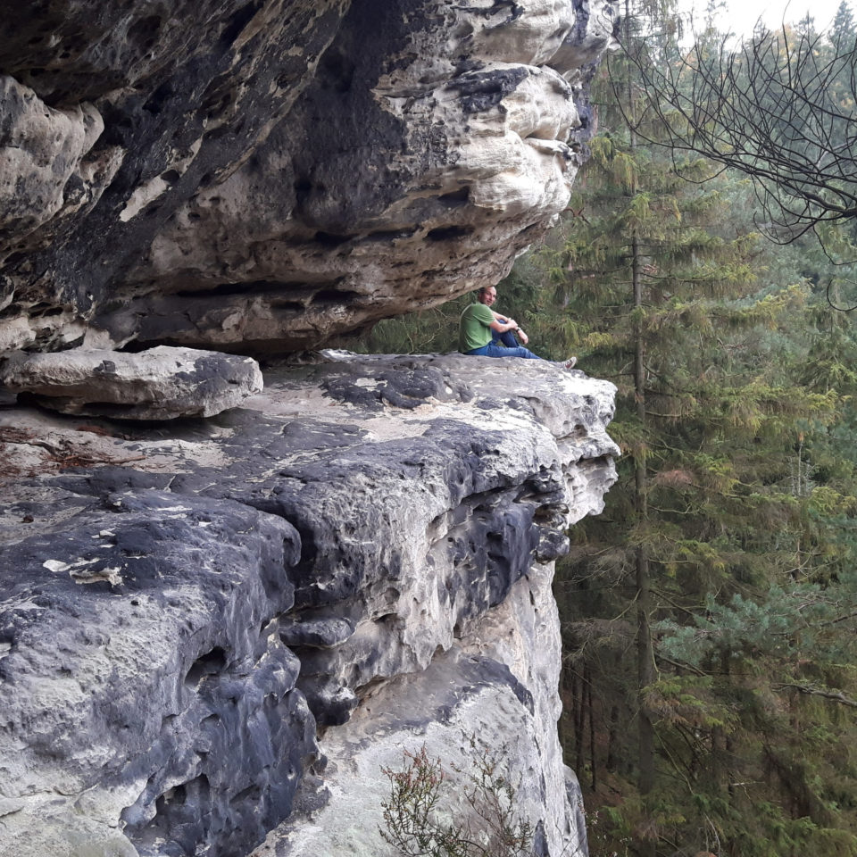 schmaler Felsensims an senkrechter Wand Ausblick genießen