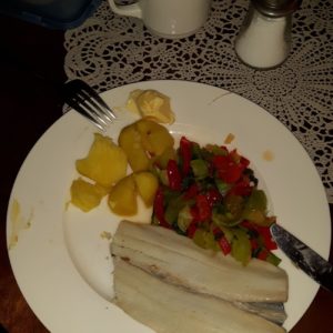 Abendessen mit frischem Fisch vom Marktstand in Kolberg Polen