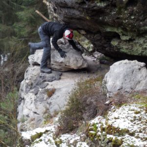 Tobias turnt um einen Felsblock