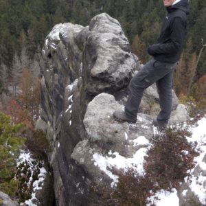Tobias posiert auf Felsen