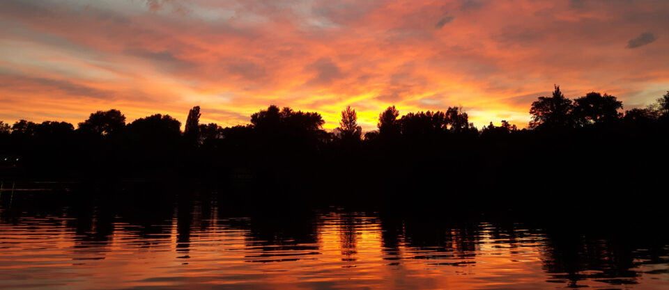 Abendrot über dem Weißensee in Berlin