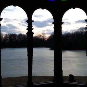 Blick aus dem Pavillion auf das Eis vom Schlosssee Fürstlich Drehna