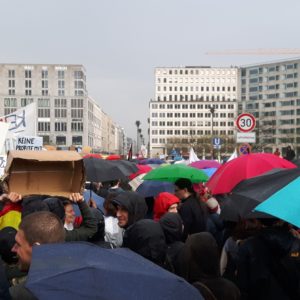 Demonstrationszug im Regen gegen Mietwahnsinn