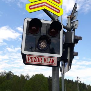 Schilder am Bahnübergang