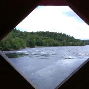 Blick aus überdachter Holzbrücke