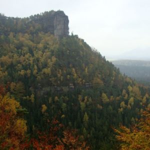 Felswand mit Herbstwald