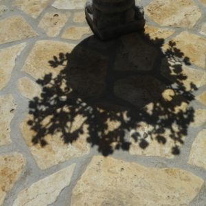Spanien Rancho de Inglese Schatten auf Steinplatten