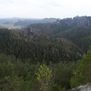 Blick über die Wälder und Felsen
