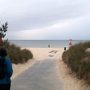 Ostsee zum erste Mal auf dem Sandstrand