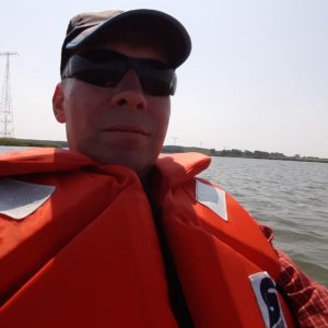 Ich im Leihboot mit Rettungsweste