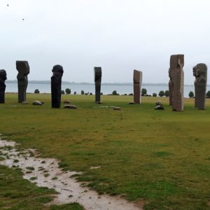 Dodekaliten Steinfiguren Kreis im Regen