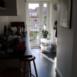 Airbnb Wohnung Küche mit Balkon in Aarhus