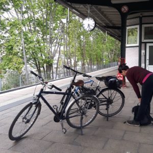 Am 1. Mai mit den Rädern am S-Bahnhof Buch