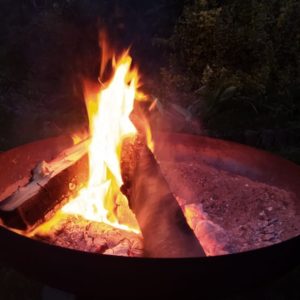 Feuerschale mit lodernden Flammen