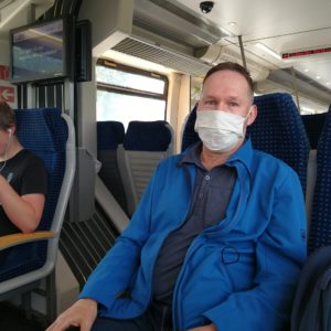 Mit Corona Schutzmaske in der NEB Bahn