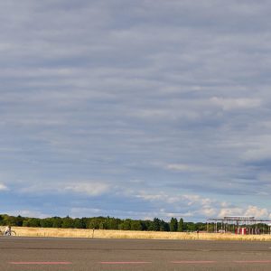 Kite Fun auf dem Tempelhofer Feld bei strahlender Sonne und leichtem Nordwind