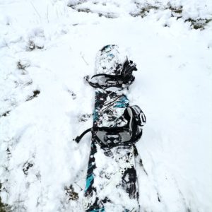 Snowboard im Schnee