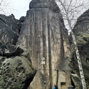 Große Felswand am Zugang zum Pfaffenstein