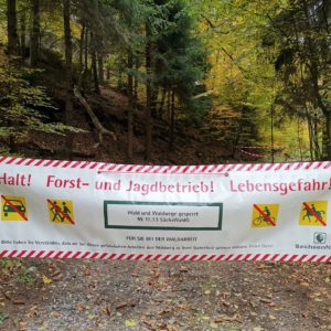 Warnschilder beim Zeughaus: "Wald und Wanderwege gesperrt"