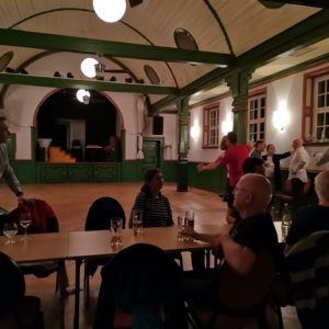 Abends sitzen im Tanzsaal Zum Hirschen in Fürstlich Drehna