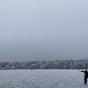 Eis skaten mit Kite auf dem Müggelsee