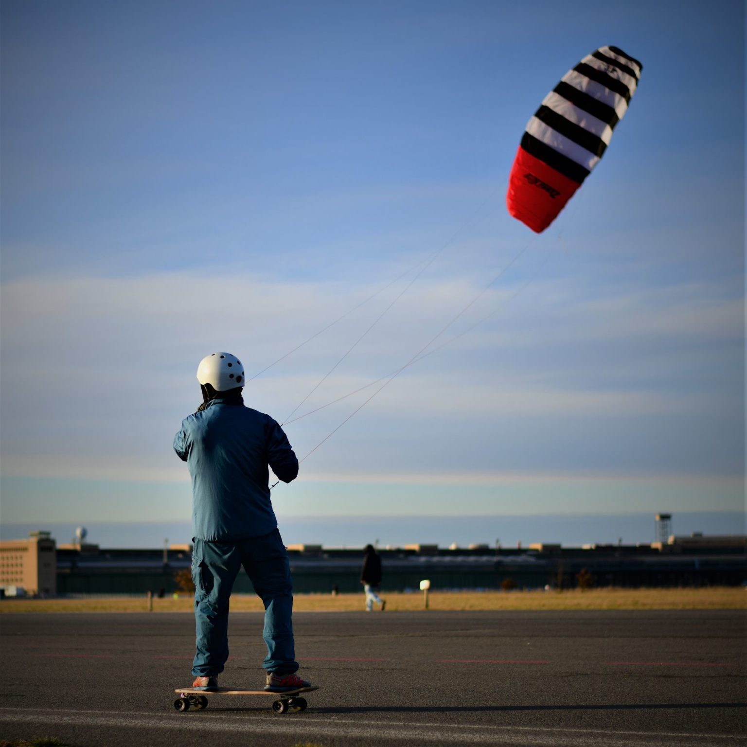 Mit dem Powerkite Zebra Z1 auf der Landebahn auf dem Tempelhofer Feld kiten
