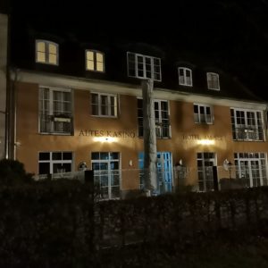 Altes Hotel direkt am See nachts in Neuruppin