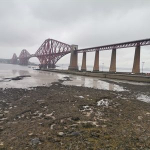 Bei Edinburgh City am Firth of forth Brücke im Morgennebel