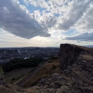 In Edinburgh city Blick auf Arthurs's Seat im Holyrood Park