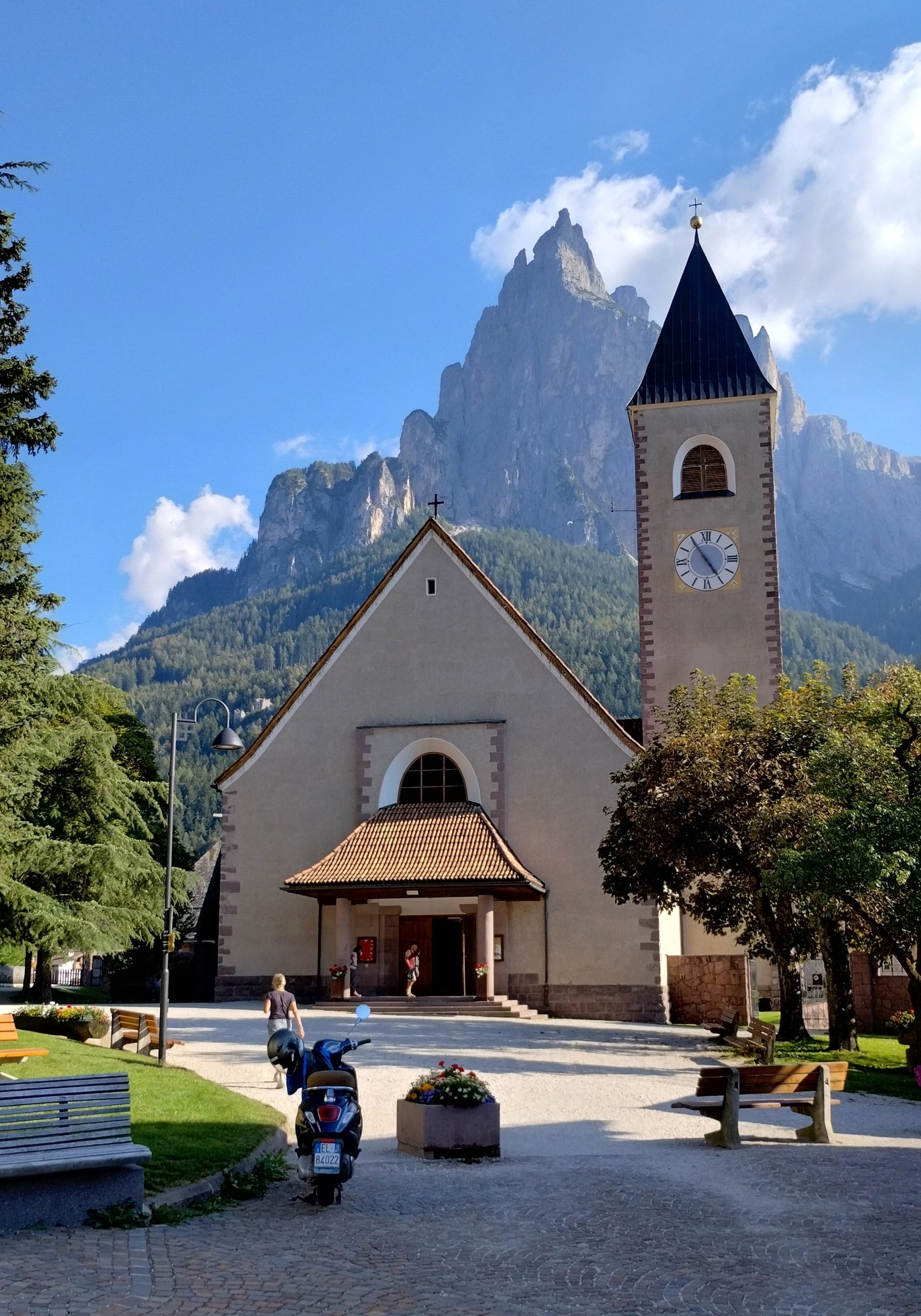 In Seis in Südtirol mit Blick zur Dorfkirche vor der Felswand des Schlern