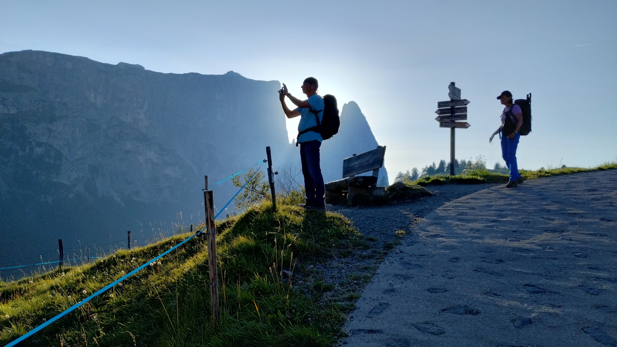 Seiser Alm Dirk vor der Abendsonne hinter der Schlern Wand