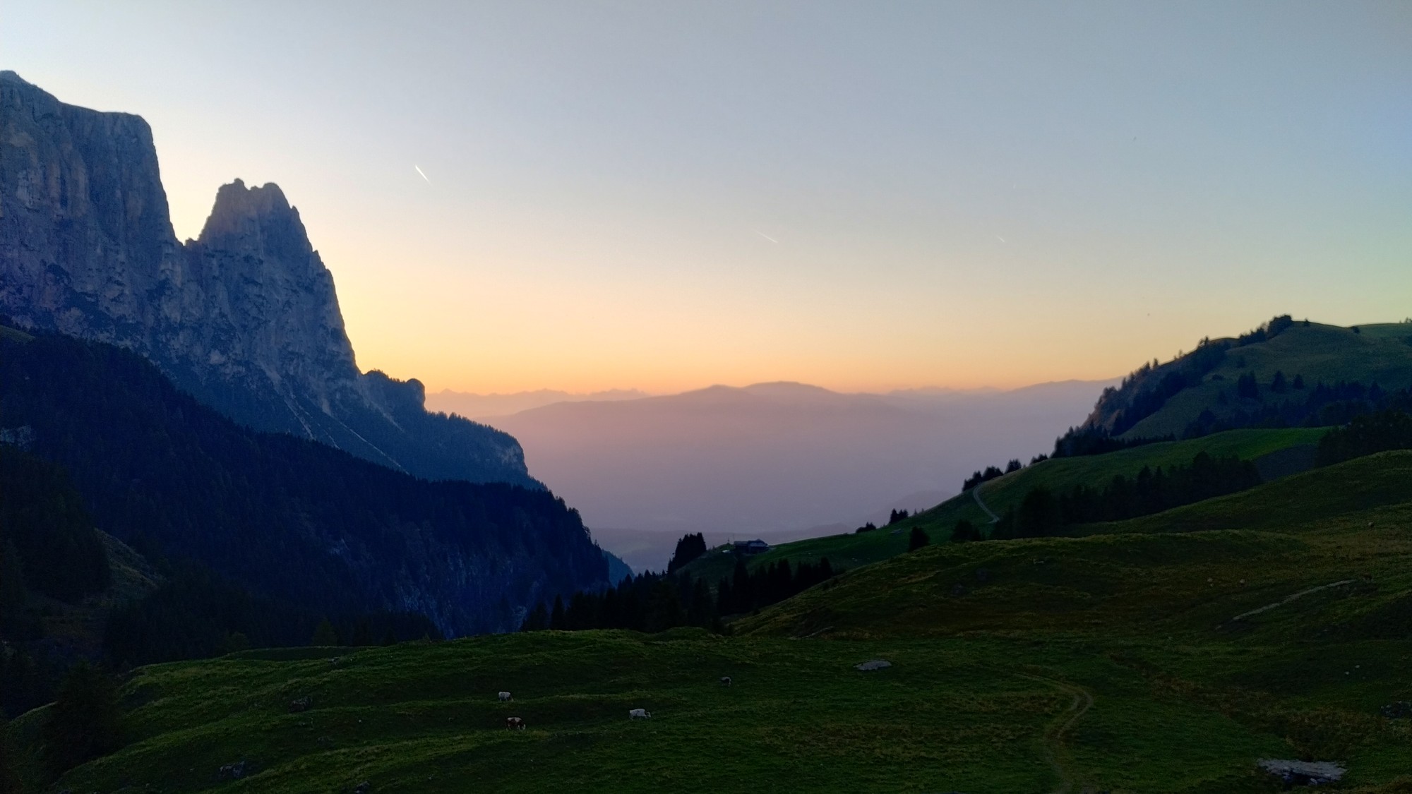 Saltner Hütte Schlern Seiser Alm Südtirol Blick ins Tal Sonnenutergang