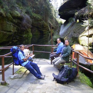 Wanderung in TSCHECHIEN von Hrensko warten auf das Boot in der Schlucht