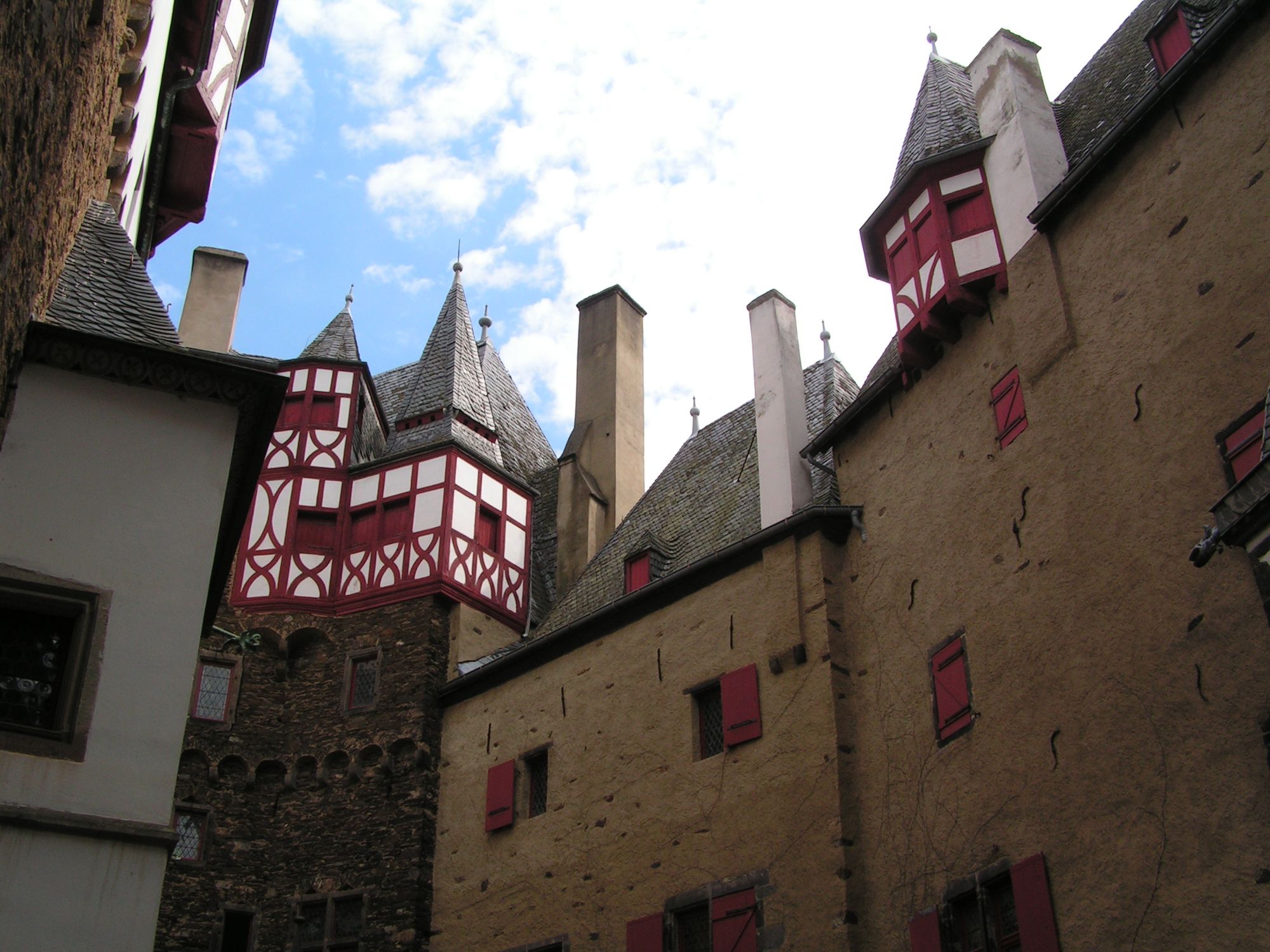 Im Hof der Burg Eltz Münstermaifeld
