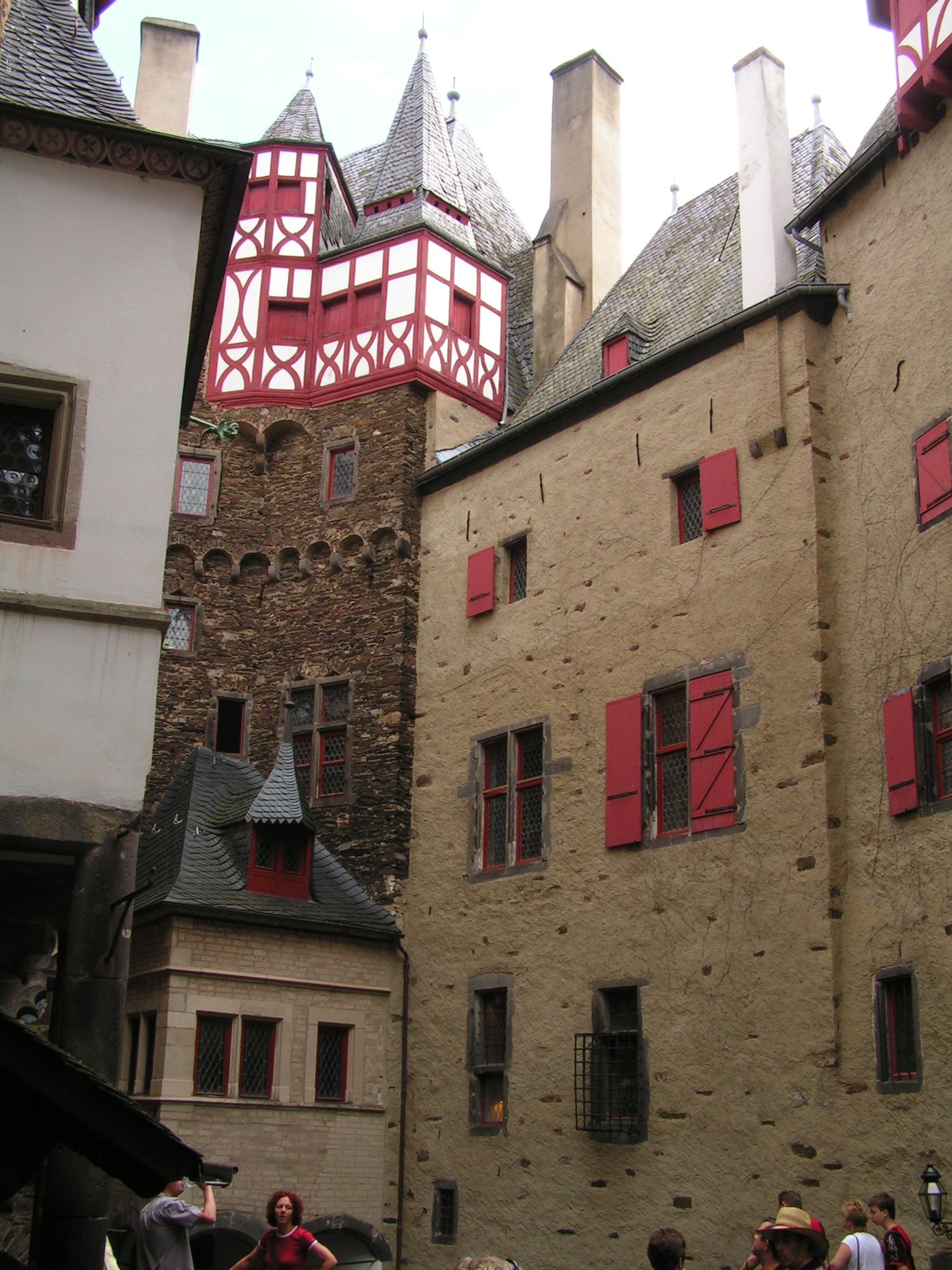 Im Hof der Burg Eltz Münstermaifeld
