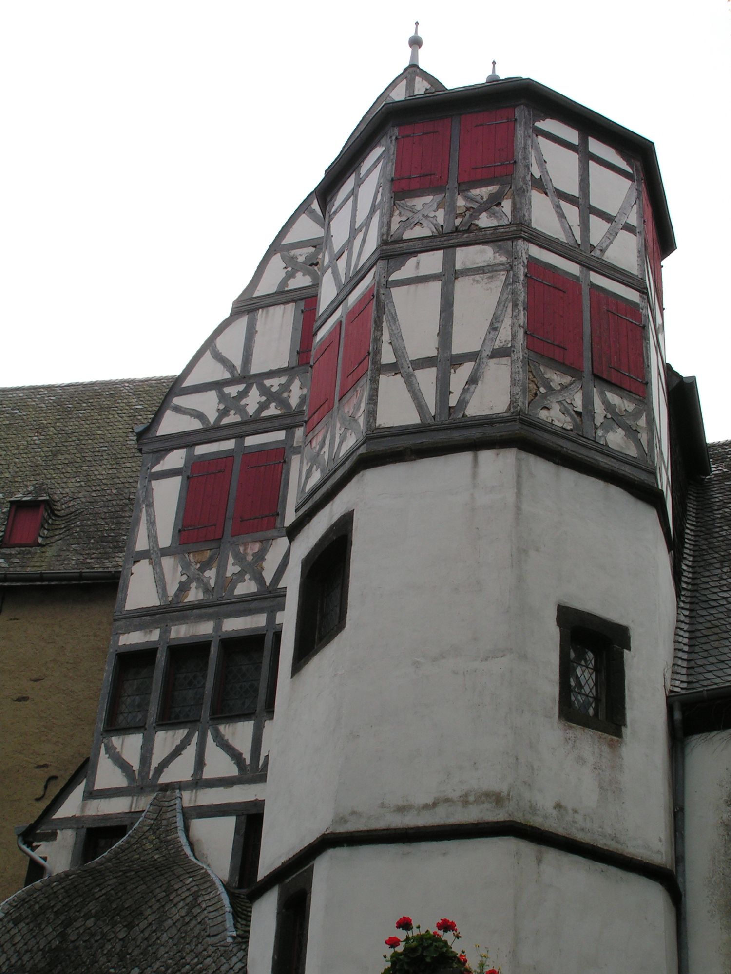 Im Hof der Burg Eltz Münstermaifeld