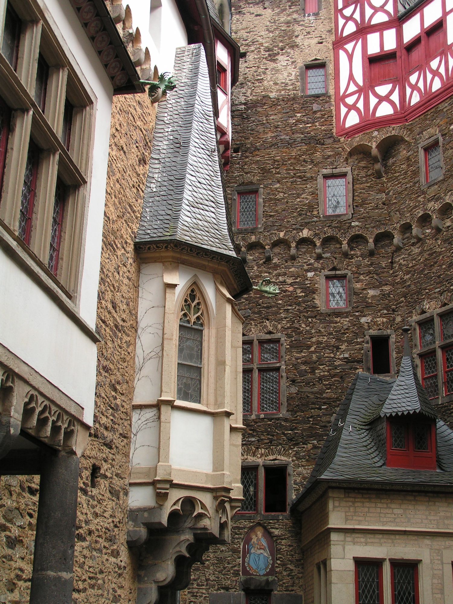 Im Hof der Burg Eltz Münstermaifeld