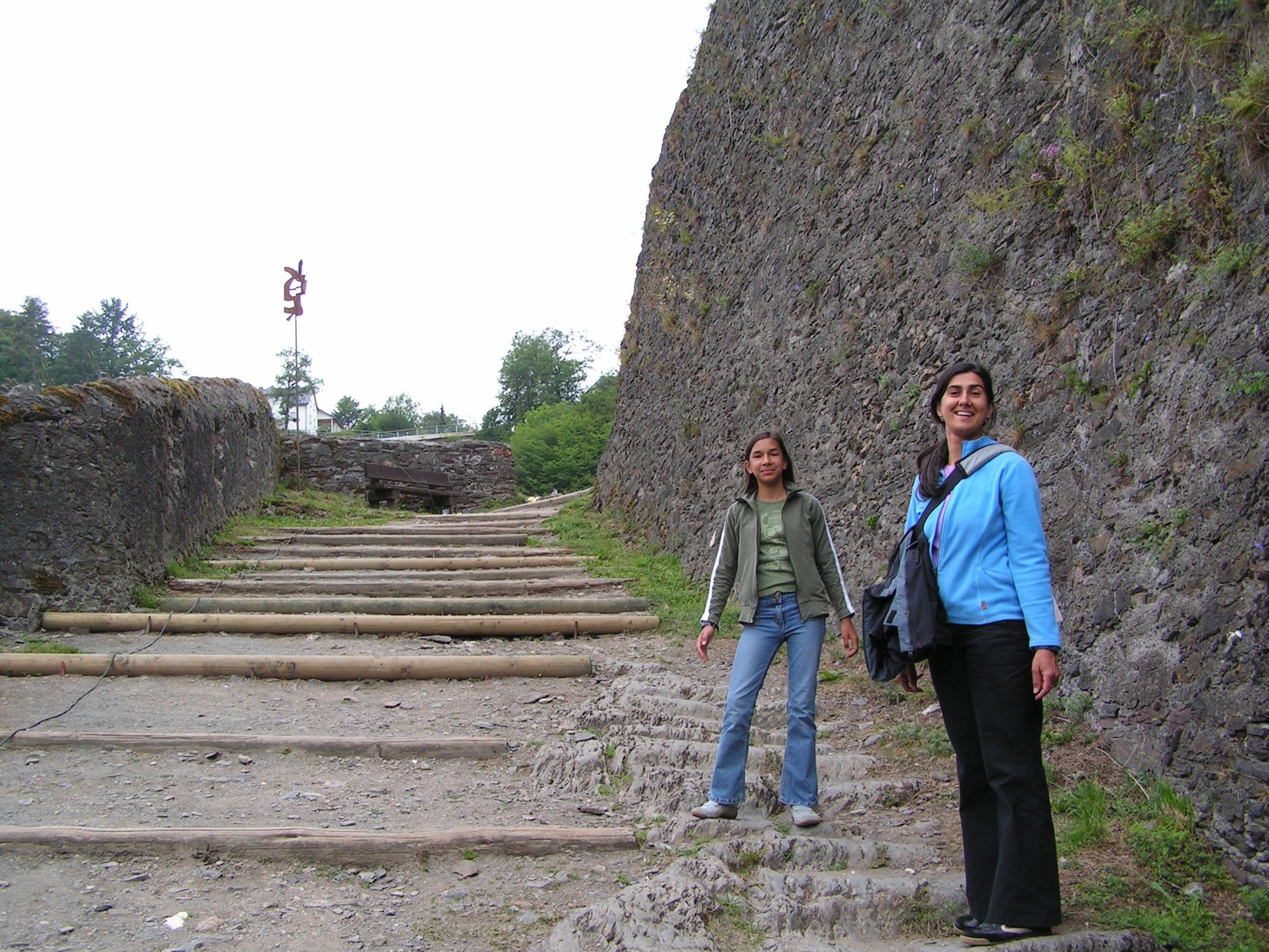 Sophia Dani vor Burg- Festung