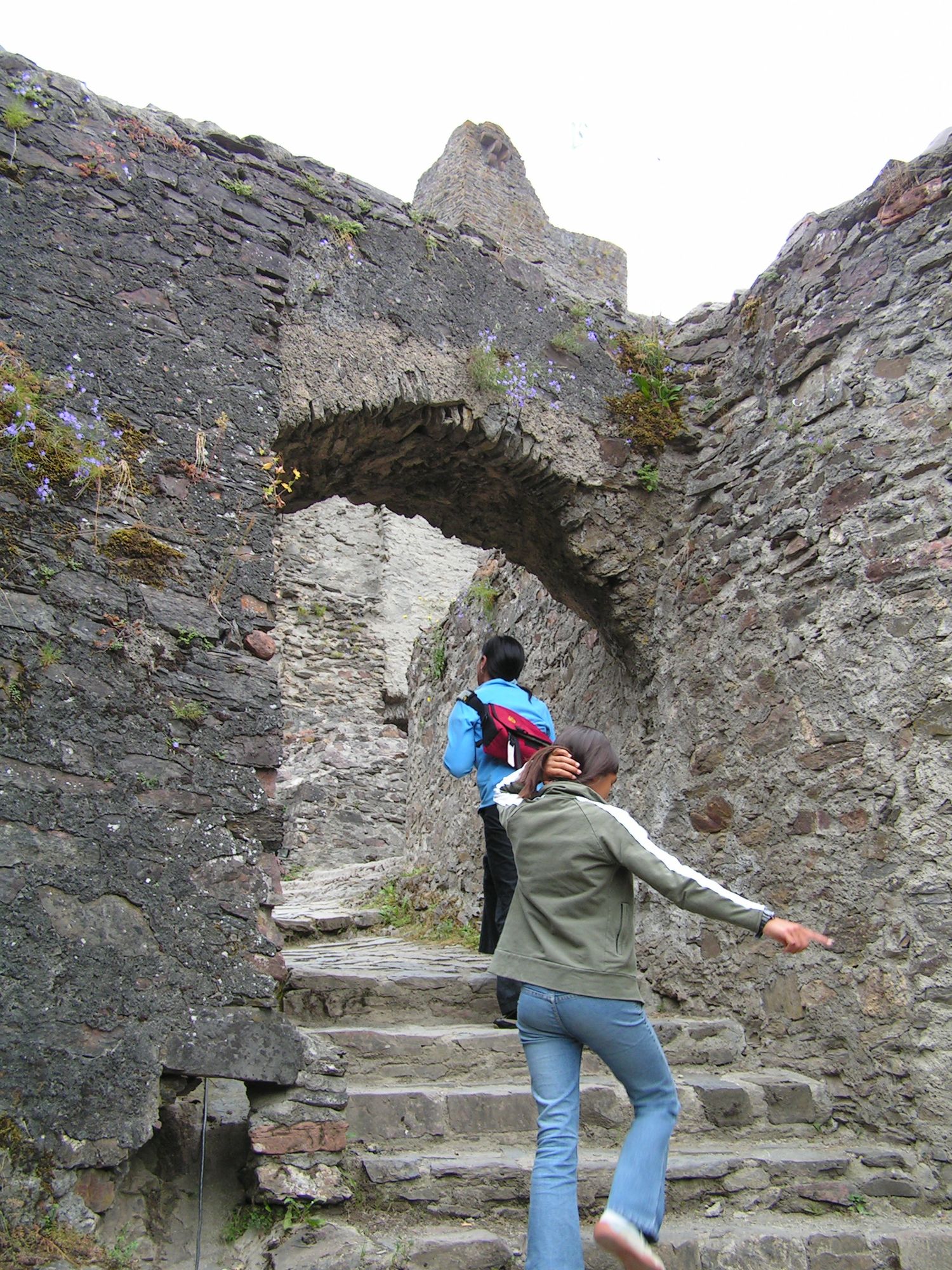 Sophia Dani vor Burg- Festung
