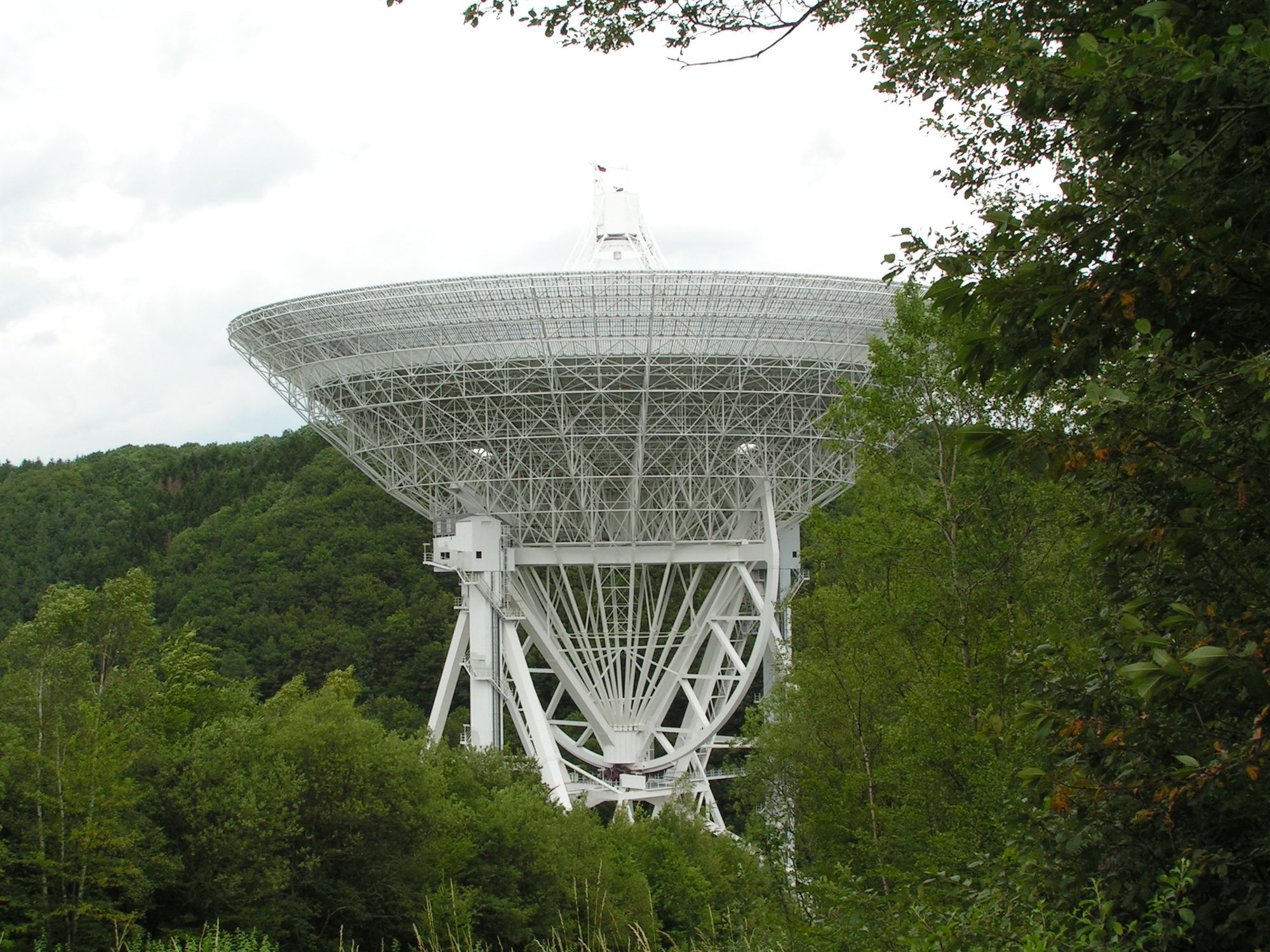Radioteleskop im Wald in der Eifel von unten