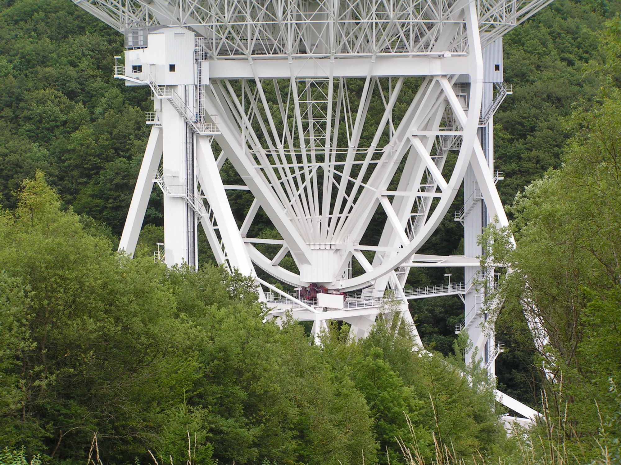 Radioteleskop im Wald in der Eifel unten