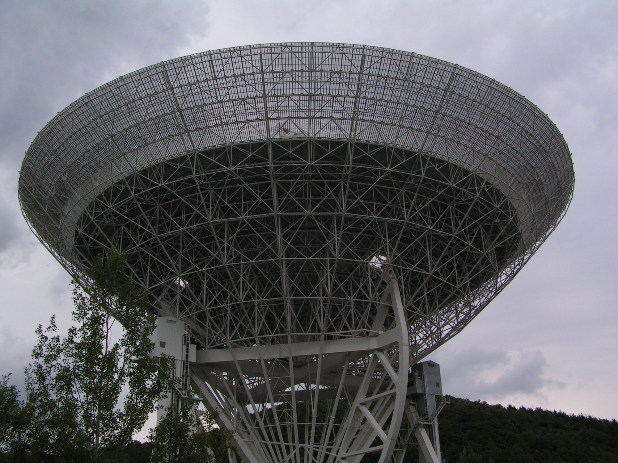 Radioteleskop ganze Schüssel von unten gesehen