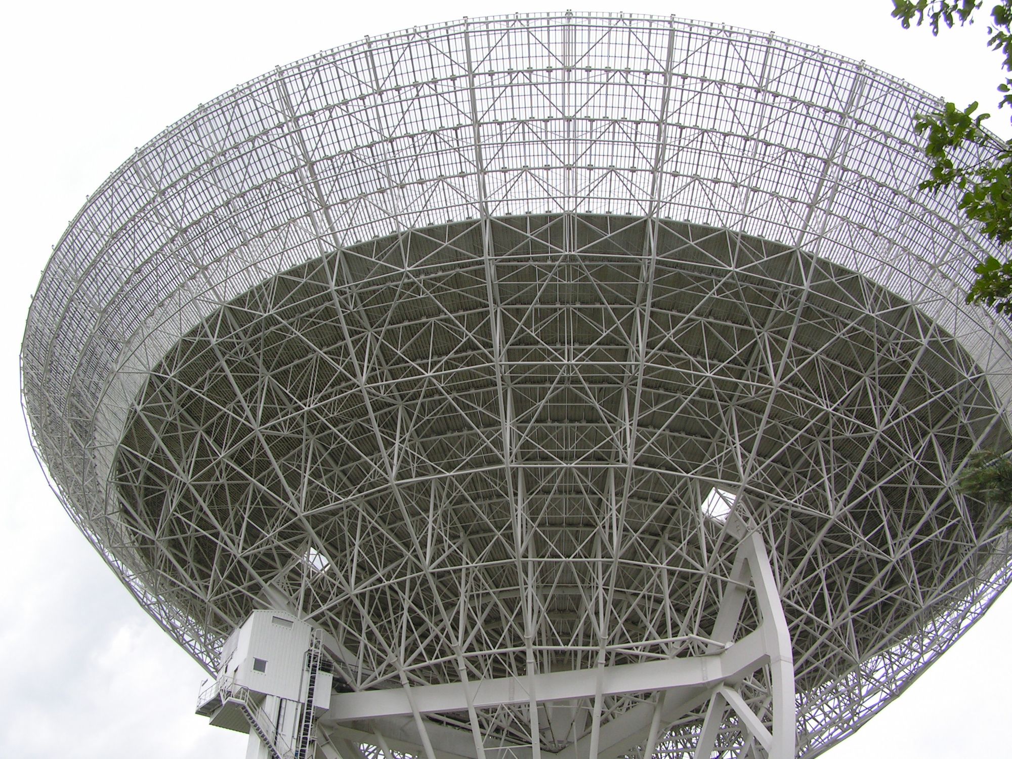 Radioteleskop ganze Schüssel von unten gesehen